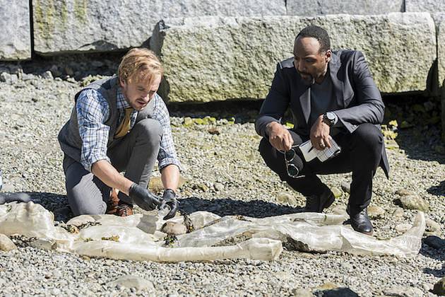 The Flash -- "Paradox" -- Image: FLA302a_0023b.jpg -- Pictured (L-R): Tom Felton as Julian Albert and Jesse L. Martin as Detective Joe West -- Photo: Dean Buscher/The CW -- ÃÂ© 2016 The CW Network, LLC. All rights reserved.