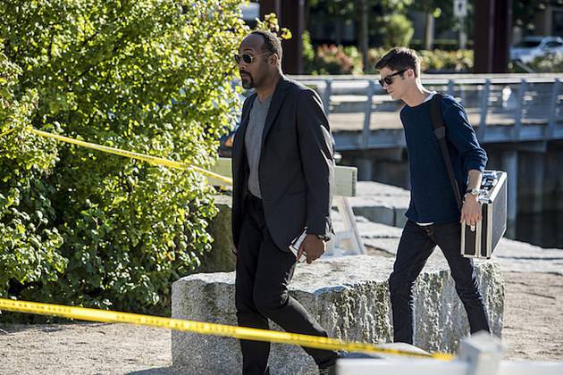 The Flash -- "Paradox" -- Image: FLA302a_0115b.jpg -- Pictured (L-R): Jesse L. Martin as Detective Joe West and Grant Gustin as Barry Allen -- Photo: Dean Buscher/The CW -- ÃÂ© 2016 The CW Network, LLC. All rights reserved.