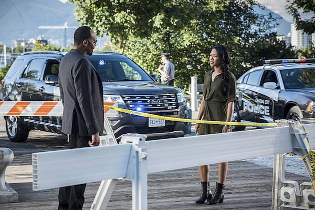 The Flash -- "Paradox" -- Image: FLA302a_0140b.jpg -- Pictured (L-R): Jesse L. Martin as Detective Joe West and Candice Patton as Iris West -- Photo: Dean Buscher/The CW -- ÃÂ© 2016 The CW Network, LLC. All rights reserved.