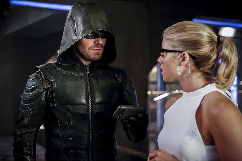 Arrow -- "The Recruits" -- Image AR502a_0219b.jpg -- Pictured (L-R): Stephen Amell as Green Arrow and Emily Bett Rickards as Felicity Smoak -- Photo: Bettina Strauss/The CW -- ÃÂ© 2016 The CW Network, LLC. All Rights Reserved.