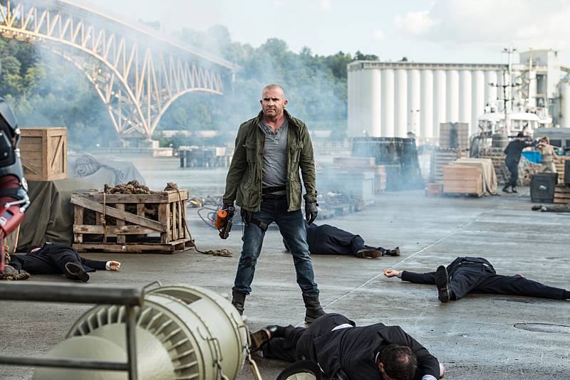 DC's Legends of Tomorrow --"Out Of Time"-- Image LGN201A_0410.jpg Pictured: Dominic Purcell as Mick Rory/Heat Wave -- Photo: Diyah Pera/The CW -- ÃÂ© 2016 The CW Network, LLC. All Rights Reserved.