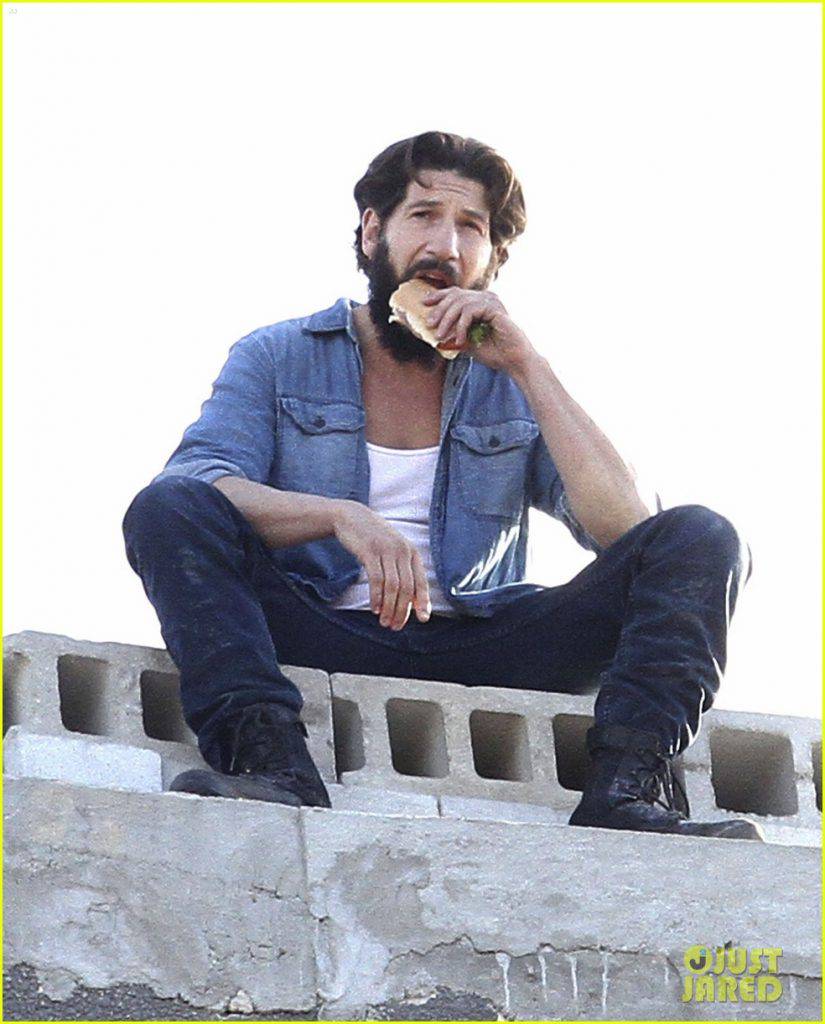 52201465 Jon Bernthal doing his own stunts for his upcoming Netflix series 'The Punisher' in Brooklyn's Green Point area on October 12, 2016. The actor can be seen on the ledge of a seven-story building alongside his costar Lucca De Oliveira. FameFlynet, Inc - Beverly Hills, CA, USA - +1 (310) 505-9876