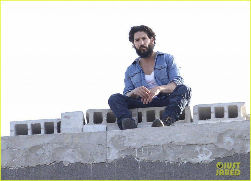 52201468 Jon Bernthal doing his own stunts for his upcoming Netflix series 'The Punisher' in Brooklyn's Green Point area on October 12, 2016. The actor can be seen on the ledge of a seven-story building alongside his costar Lucca De Oliveira. FameFlynet, Inc - Beverly Hills, CA, USA - +1 (310) 505-9876
