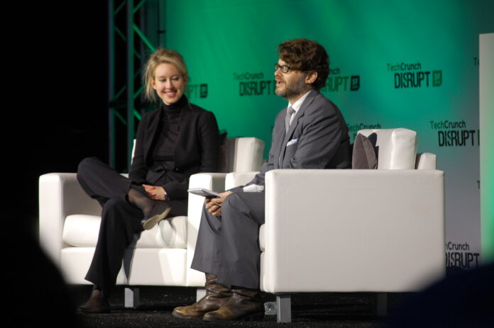 Elizabeth Holmes durante entrevista no evento TechCrunch Disrupt em 2014. Foto: Kevin Krejci / CC BY 2.0